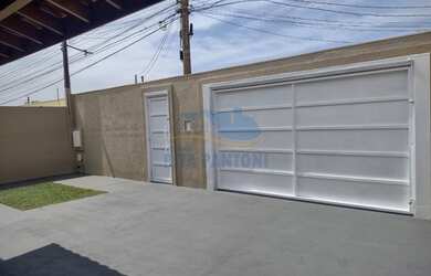 Imagem: A casa possui 3 Dormitórios, 3 Banheiros, 4 Vagas na garagem