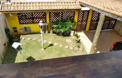 Imagem: A casa possui 3 Dormitórios, 2 Banheiros, 5 Vagas na garagem