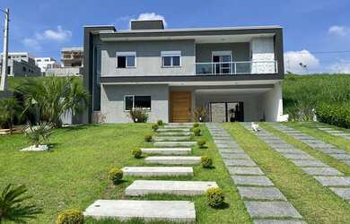 Imagem: A casa possui 3 Dormitórios, 4 Banheiros, 4 Vagas na garagem