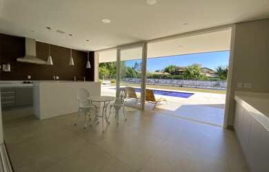 Imagem: A casa em condomínio possui 4 Dormitórios, 4 Banheiros, 5