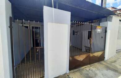 Imagem: A casa possui 2 Dormitórios, 1 Banheiro, 1 Vaga na garagem