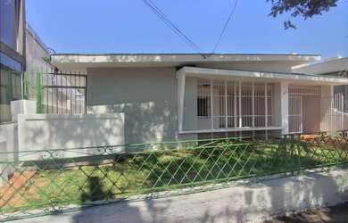 Imagem: A casa possui 3 Dormitórios, 1 Banheiro, 3 Vagas na garagem