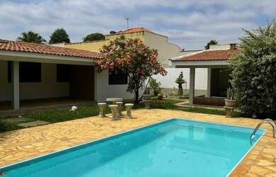 Imagem: A casa em condomínio possui 4 Dormitórios, 4 Banheiros, 4