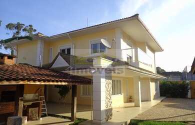 Imagem: A casa possui 4 Dormitórios, 5 Banheiros, 2 Vagas na garagem