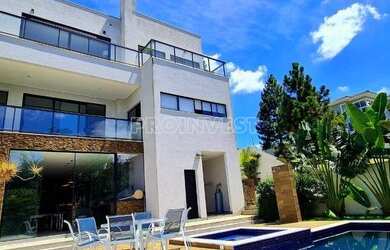 Imagem: A casa possui 4 Dormitórios, 5 Banheiros, 5 Vagas na garagem