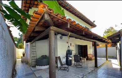 Imagem: A casa possui 4 Dormitórios, 2 Banheiros, 3 Vagas na garagem