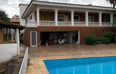 Imagem: A casa possui 4 Dormitórios, 5 Banheiros, 4 Vagas na garagem