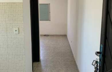 Imagem: O apartamento possui 1 Dormitório, 1 Banheiro, 1 Vaga na garagem