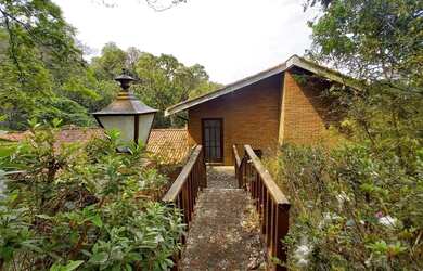 Imagem: A casa em condomínio possui 4 Dormitórios, 3 Banheiros, 5