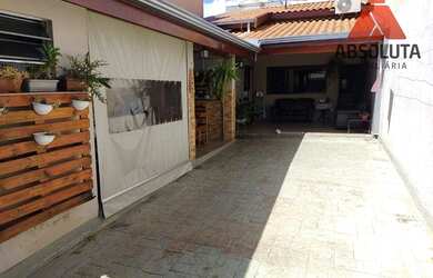 Imagem: A casa possui 2 Dormitórios, 1 Banheiro, 2 Vagas na garagem