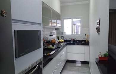 Imagem: A casa possui 3 Dormitórios, 2 Banheiros, 2 Vagas na garagem