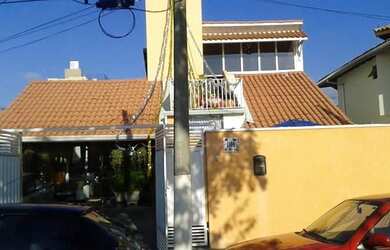 Imagem: A casa possui 3 Dormitórios, 3 Banheiros, 2 Vagas na garagem