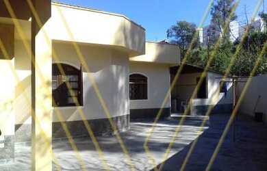 Imagem: A casa possui 2 Dormitórios, 1 Banheiro, 2 Vagas na garagem