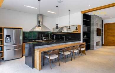 Imagem: A casa em condomínio à venda possui 5 Dormitórios, 5 Banheiros