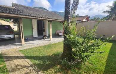 Imagem: A casa possui 3 Dormitórios, 2 Banheiros, 4 Vagas na garagem