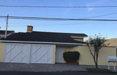 Imagem: A casa possui 5 Dormitórios, 4 Banheiros, 3 Vagas na garagem