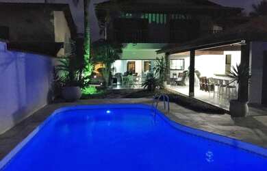 Imagem: A casa possui 4 Dormitórios, 5 Banheiros, 5 Vagas na garagem