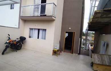 Imagem: A casa possui 3 Dormitórios, 2 Banheiros, 2 Vagas na garagem