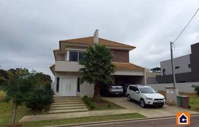 Imagem: A casa possui 3 Dormitórios, 2 Banheiros, 4 Vagas na garagem