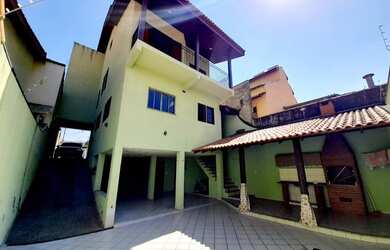 Imagem: A casa possui 3 Dormitórios, 1 Banheiro, 5 Vagas na garagem