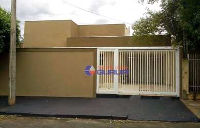 Imagem: A casa possui 3 Dormitórios, 2 Banheiros, 2 Vagas na garagem