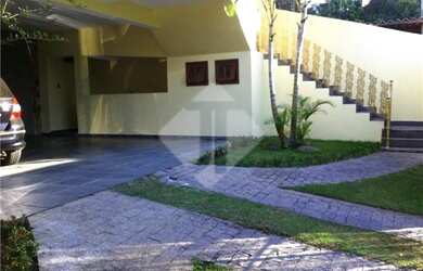 Imagem: A casa possui 3 Dormitórios, 4 Banheiros, 4 Vagas na garagem