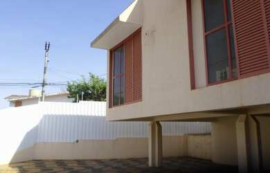 Imagem: A casa possui 4 Dormitórios, 5 Banheiros, 5 Vagas na garagem