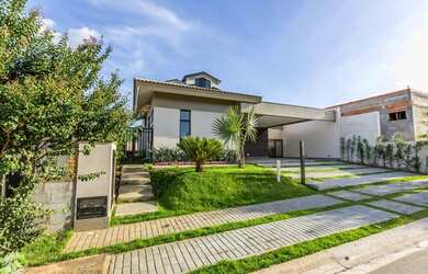 Imagem: A casa em condomínio possui 3 Dormitórios, 4 Banheiros, 3