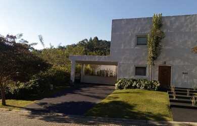 Imagem: A casa em condomínio possui 4 Dormitórios, 5 Banheiros, 5