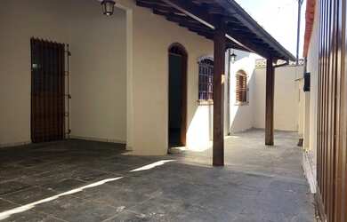 Imagem: A casa possui 3 Dormitórios, 2 Banheiros e 190m² de Área