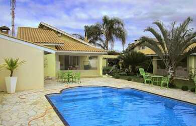 Imagem: A casa possui 5 Dormitórios, 5 Banheiros, 389m² de Área e