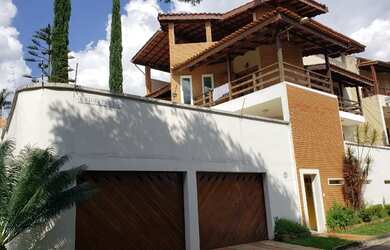 Imagem: A casa possui 3 Dormitórios, 2 Banheiros, 3 Vagas na garagem