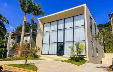 Imagem: A casa em condomínio possui 5 Dormitórios, 5 Banheiros, 5