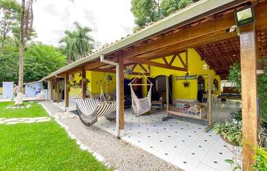 Imagem: A casa possui 4 Dormitórios, 3 Banheiros, 4 Vagas na garagem