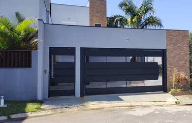 Imagem: A casa possui 3 Dormitórios, 3 Banheiros, 2 Vagas na garagem