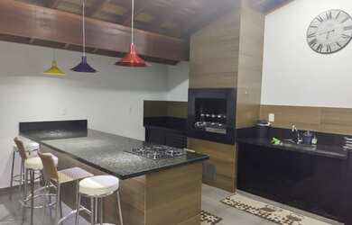 Imagem: A casa possui 3 Dormitórios, 2 Banheiros, 2 Vagas na garagem