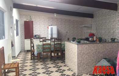 Imagem: A casa possui 3 Dormitórios, 2 Banheiros, 4 Vagas na garagem