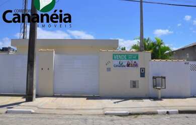 Imagem: A casa possui 3 Dormitórios, 2 Banheiros, 2 Vagas na garagem