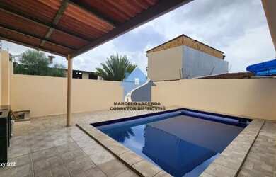 Imagem: A casa possui 3 Dormitórios, 2 Banheiros, 2 Vagas na garagem