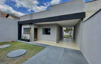 Imagem: A casa possui 3 Dormitórios, 2 Banheiros, 2 Vagas na garagem