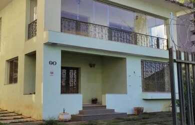 Imagem: A casa possui 4 Dormitórios, 2 Banheiros, 5 Vagas na garagem