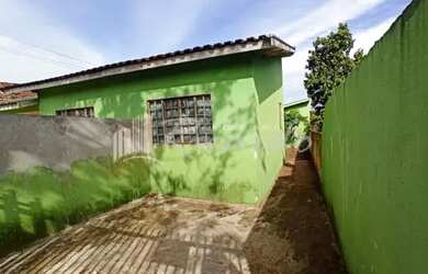Imagem: A casa possui 3 Dormitórios, 1 Banheiro, 1 Vaga na garagem