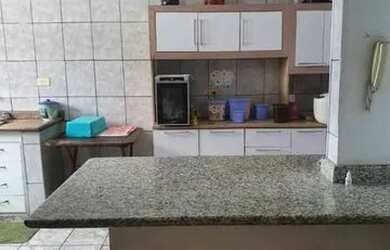 Imagem: A casa possui 3 Dormitórios, 3 Banheiros, 2 Vagas na garagem