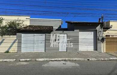 Imagem: A casa possui 3 Dormitórios, 2 Banheiros, 1 Vaga na garagem