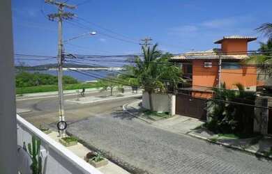 Imagem: A casa possui 3 Dormitórios, 1 Banheiro, 2 Vagas na garagem