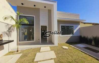 Imagem: A casa possui 3 Dormitórios, 2 Banheiros, 2 Vagas na garagem