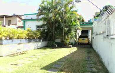 Imagem: A casa possui 4 Dormitórios, 3 Banheiros e 5 Vagas na garagem