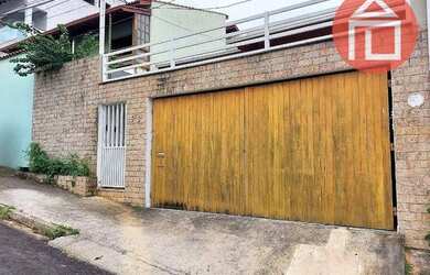 Imagem: A casa possui 3 Dormitórios, 2 Banheiros, 2 Vagas na garagem