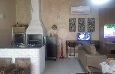 Imagem: A casa possui 3 Dormitórios, 3 Banheiros, 3 Vagas na garagem