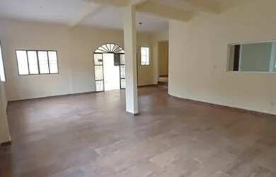 Imagem: A casa possui 2 Dormitórios, 3 Banheiros, 2 Vagas na garagem